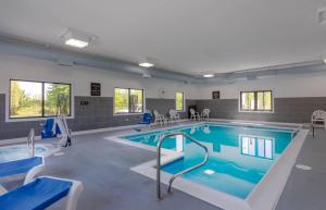 Πισίνα στο ή κοντά στο Sleep Inn & Suites Prince George near Fort Lee