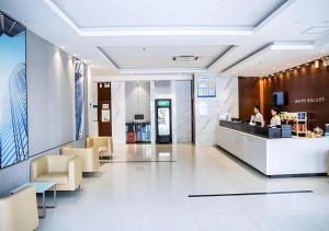 una hall di un hotel con reception e persone di City Comfort Inn Beihai RT-Mart High Speed Railway Station a Beihai