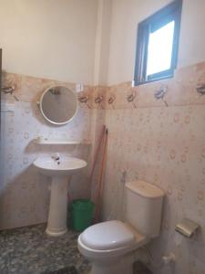 un baño con inodoro y lavabo en Secret Paradise, en Unawatuna