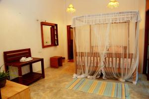 Sala de estar con cortina y mesa en Secret Paradise, en Unawatuna