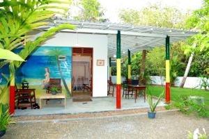 Una pequeña casa con un cuadro en la pared. en Secret Paradise, en Unawatuna 22 fotos más