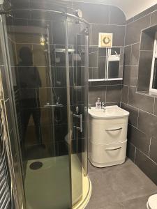 ボアハムウッドにあるCosy 4 bedroom in borehamwoodのシャワー、トイレ、洗面台を備えたバスルーム