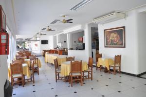 un comedor con mesas y sillas en un restaurante en Hotel De Las Artes en Termas de Río Hondo