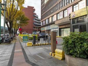 a city street with buildings and a parking lot at City Comfort Inn Foshan Shunde Daliang Qinghui Garden Xinsong in Shunde