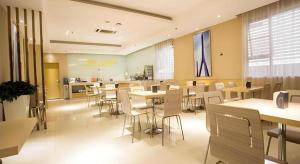 un ristorante con tavoli e sedie e una caffetteria di City Comfort Inn Nanning Langdong Changhu a Nanning
