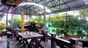 Bazén v ubytování Rayong Lanna Hotel nebo v jeho okolí