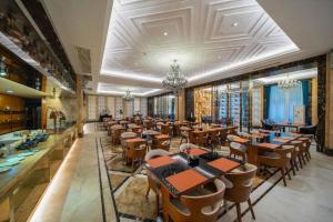 鎮江市にあるCountry Garden Phoenix Hotel Jurongの部屋にテーブルと椅子があるレストラン