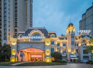 鎮江市にあるCountry Garden Phoenix Hotel Jurongの正面に看板がある建物