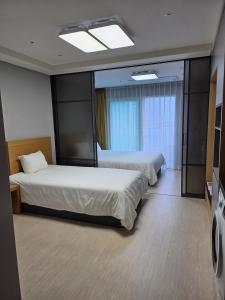 Postel nebo postele na pokoji v ubytování Yeosu Hotell First City in 430 Twin Half Ocean View