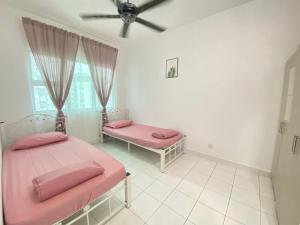 Gallery image of Homestay Putrajaya Near Lake, Dataran Putrajaya - Boulevard Putrajaya, Shaftsbury Alamanda & Masjid Putra in Putrajaya