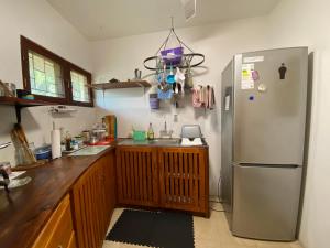 una cocina con frigorífico y fregadero en Beautiful traditional style studio, en Maputo