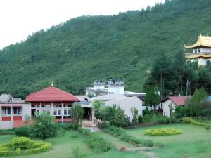 un gruppo di edifici di fronte a una montagna di New Dakshinkali Village Resort a Kathmandu