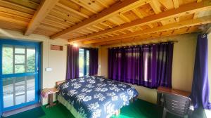 Ένα ή περισσότερα κρεβάτια σε δωμάτιο στο The Himalayan Heaven Homestay, Binsar