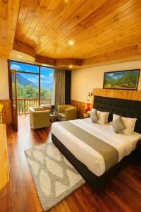 Ένα ή περισσότερα κρεβάτια σε δωμάτιο στο Himalayan River Resort, Manali- #riverside #private parking #scenic river & mountain view #open cafe # spacious room #big garden with campfire