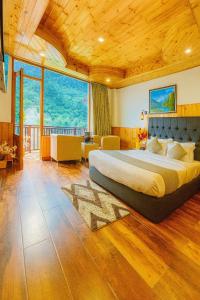 Ένα ή περισσότερα κρεβάτια σε δωμάτιο στο Himalayan River Resort, Manali- #riverside #private parking #scenic river & mountain view #open cafe # spacious room #big garden with campfire