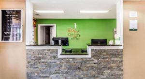 Lobi atau kawasan kaunter penerimaan di Quality Inn Bessemer I-20 exit 108 +74 gambar
