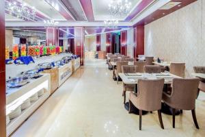 a restaurant with tables and chairs in a room at Pingyao Fengyan Jianguo Hotel in Pingyao