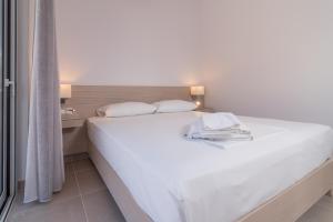 A bed or beds in a room at Villa-Palaiochora