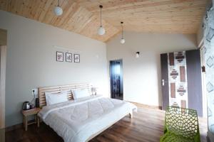 Postel nebo postele na pokoji v ubytování The northern nook by lake & woods