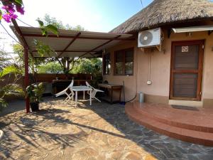 una casa con un patio con una mesa y un ventilador en Beautiful traditional style studio, en Maputo