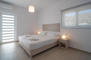 A bed or beds in a room at Villa-Palaiochora