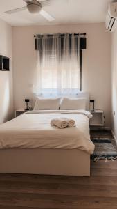 Una cama o camas en una habitación de סוף העולם שמאלה
