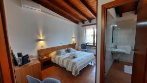 普埃尼亚戈Elisa Holidays的一间带床、水槽和厕所的卧室