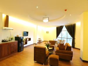 a living room with a couch and a table at Phonethip Plaza Hotel in Vientiane
