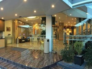 un vestíbulo de un edificio con paredes de cristal y plantas en Hotel D' CaLia Tarakan, en Tarakan