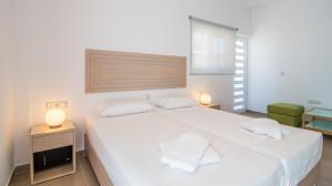 A bed or beds in a room at Villa-Palaiochora