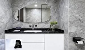 een badkamer met een wastafel en een spiegel bij 妙酒店阳朔西街漓江店 in Yangshuo +30 foto's