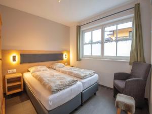 una camera da letto con un letto, una sedia e una finestra di Apartment in Brixen near Ski Lift a Feuring