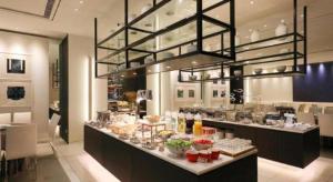 a buffet line in a restaurant with food on it at Jinjiang Metropolo Shanghai Xujiahui Nanhuating Hotel in Shanghai