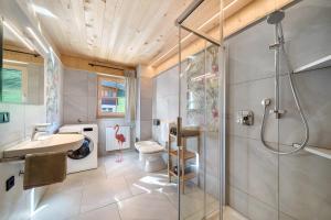 Un baño con ducha, inodoro y lavabo. en Gögelehof, en Stulles 55 fotos más