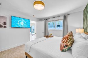 Ένα ή περισσότερα κρεβάτια σε δωμάτιο στο Steps to Beach Heated Pool Kiwi Key Residences +27 φωτογραφίες