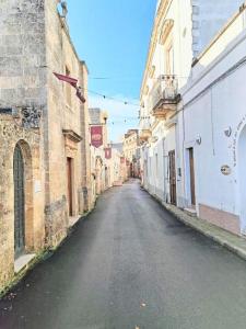 LucugnanoにあるBoutique Heritage Home and Loft with Pool & Gardenの建物間の路地にある空いている通り