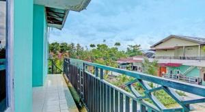 una vista da un balcone di una casa di SPOT ON 91918 Najla Guest House Syariah a Pekanbaru