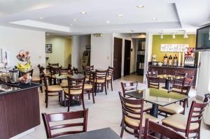 a restaurant with tables and chairs and a bar at Sleep Inn Airport - Billy Graham Parkway in Charlotte +80 photos