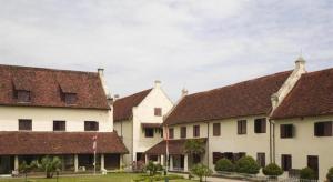 a row of white buildings with red roofs at Hotel O Pondok Ripuji in Sungguminasa