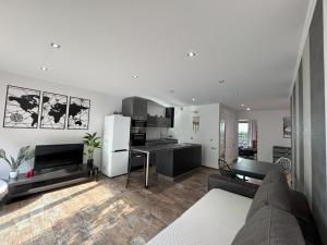 クラクフにあるPapaj apartment, supervision, garageのソファとキッチンのあるリビングルーム