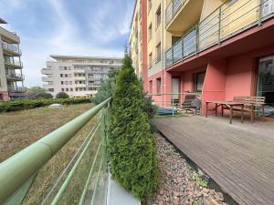 クラクフにあるPapaj apartment, supervision, garageの建物の隣にクリスマスツリーのある木製の歩道