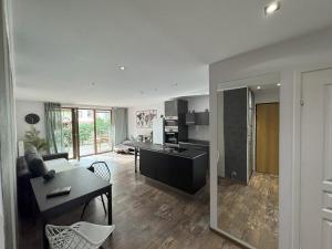 クラクフにあるPapaj apartment, supervision, garageのソファとテーブルとキッチンのあるリビングルーム +8枚の写真