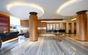 una hall di un hotel con colonne in una stanza di Hotel Santika Makassar a Makassar