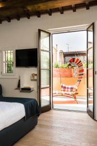 sypialnia z łóżkiem i przesuwnymi szklanymi drzwiami w obiekcie Hotel Milù we Florencji
