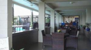 a restaurant with chairs and tables in a building at Insel Fehmarn Hotel in Apia