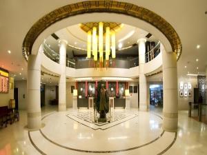 a large lobby with a statue in the middle at Jinggangshan Edenplaza Hotel in Jinggangshanzonghekenzhichang