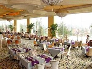 a banquet hall with tables and chairs in a building at Country Garden Phoenix Hotel Changsha in Xingsha +241 photos