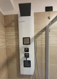 バヴェーノにあるazalea Rooms & apartments domo 3の壁に3つの電子機器が取り付けられた浴室