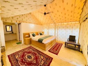 Ένα ή περισσότερα κρεβάτια σε δωμάτιο στο The Saffron Desert Camp, Jaisalmer +14 φωτογραφίες