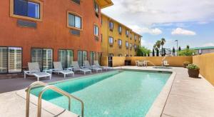 a swimming pool in front of a building at Best Western Plus Safford in Safford